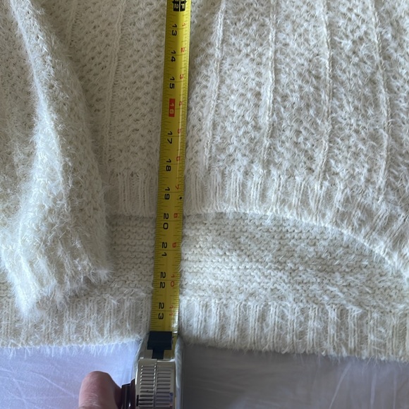 Derek❤️heart white fuzzy sweater. Size large - Picture 8 of 8